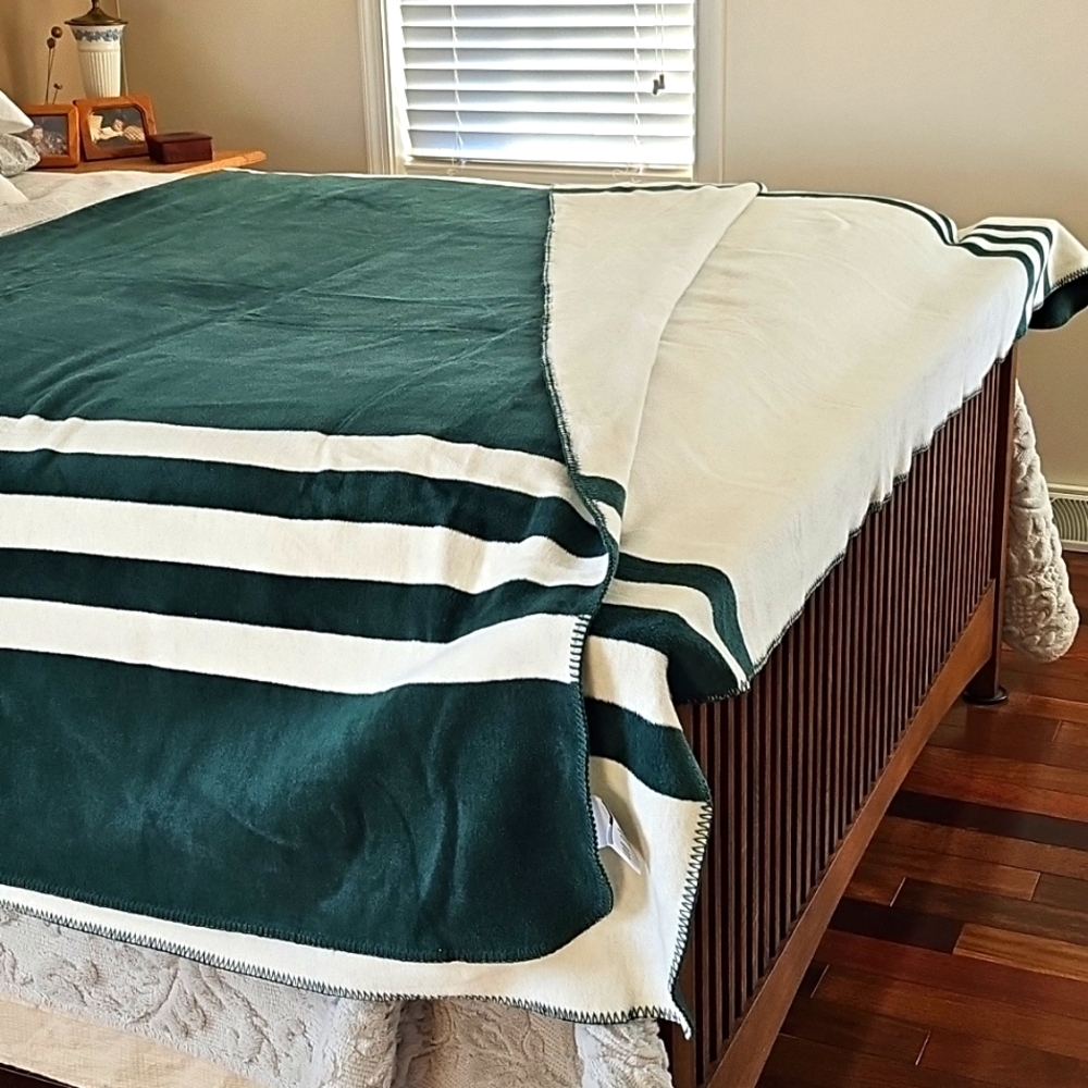 Plow & Hearth King Thick Blanket Forest Green and White NWOT Reversable